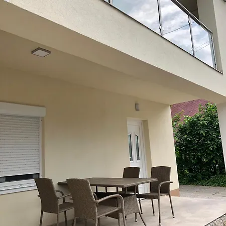 Apartman János *